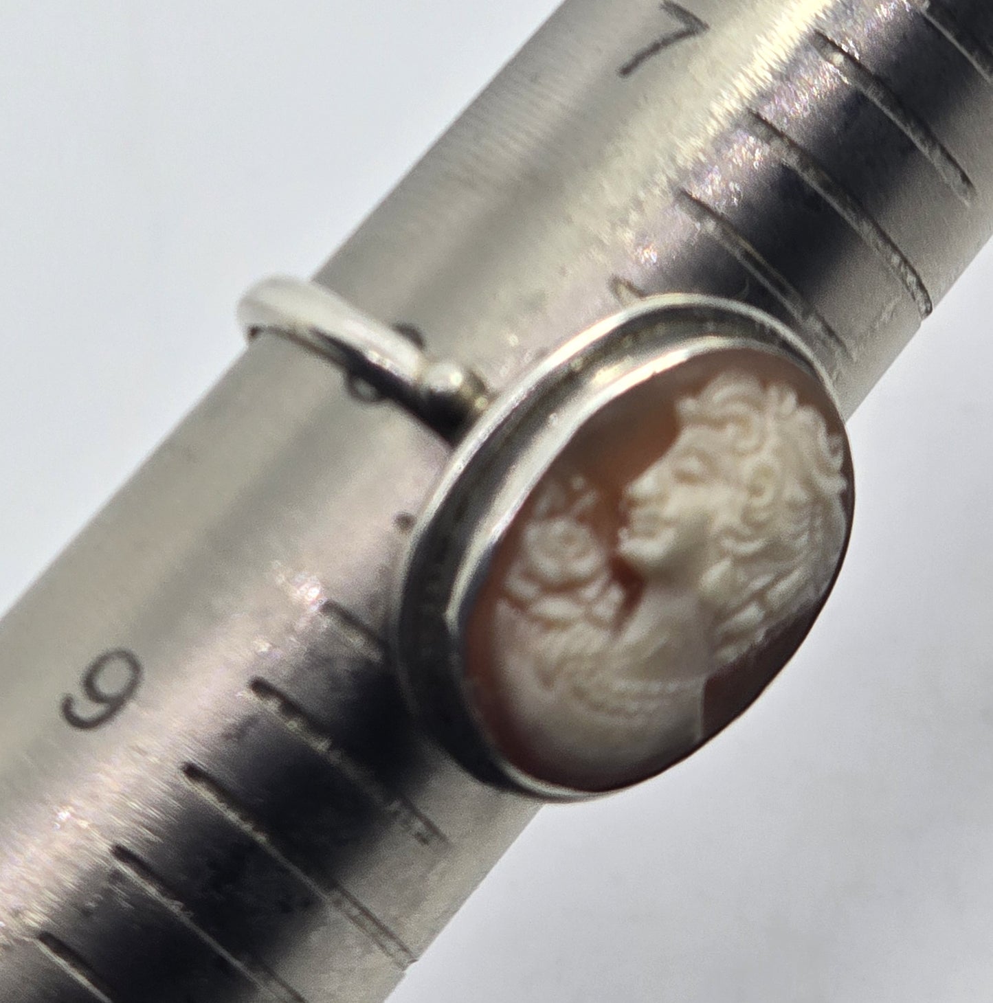 Carved shell left facing high detailed delicate vintage sterling silver ring size 8