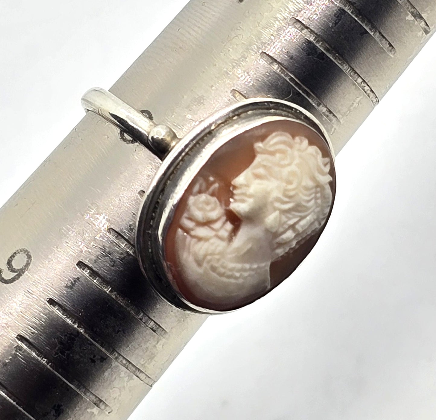 Carved shell left facing high detailed delicate vintage sterling silver ring size 8