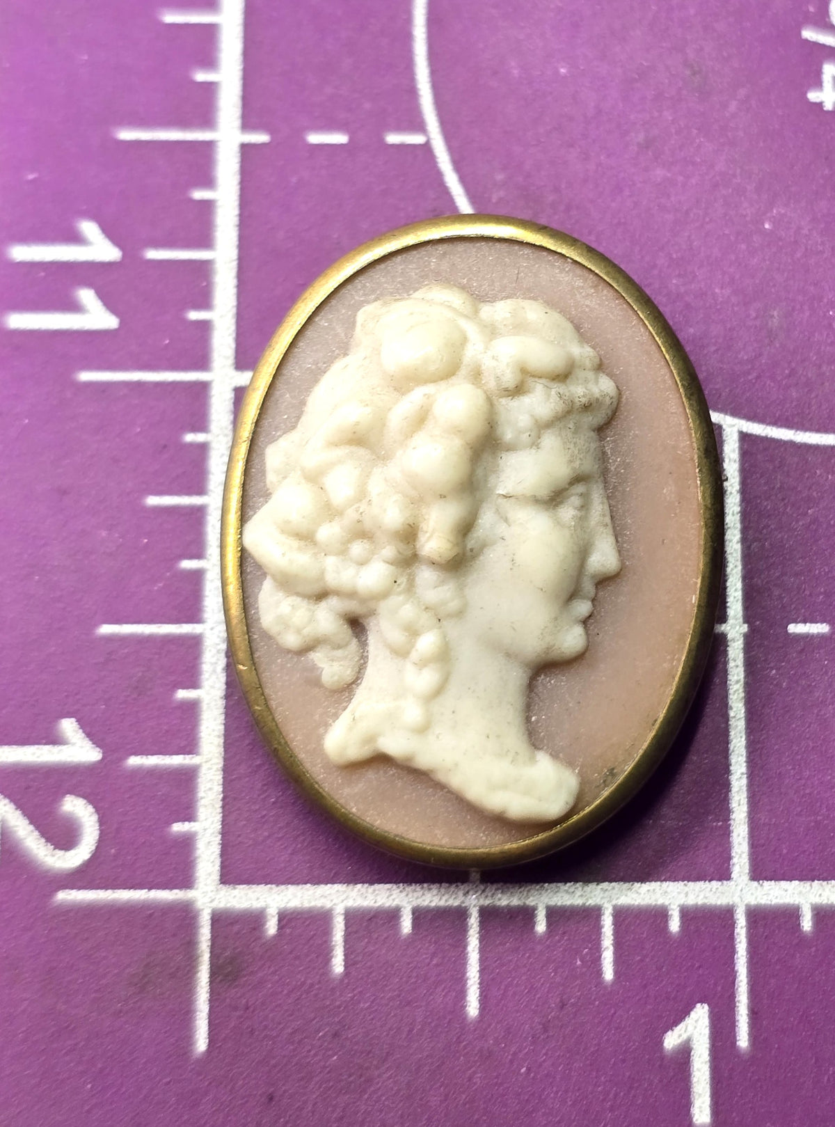 Greco Roman Resin Cameo gold toned vintage cameo brooch