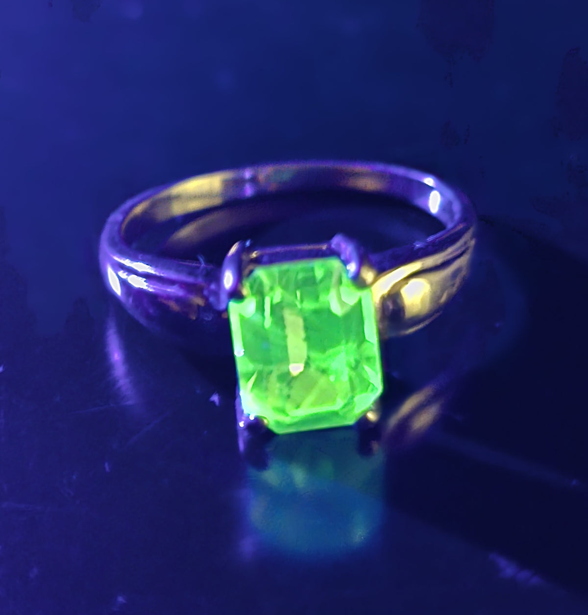 Uranium glass rhinestone gold plated UV glow vintage ring size 12