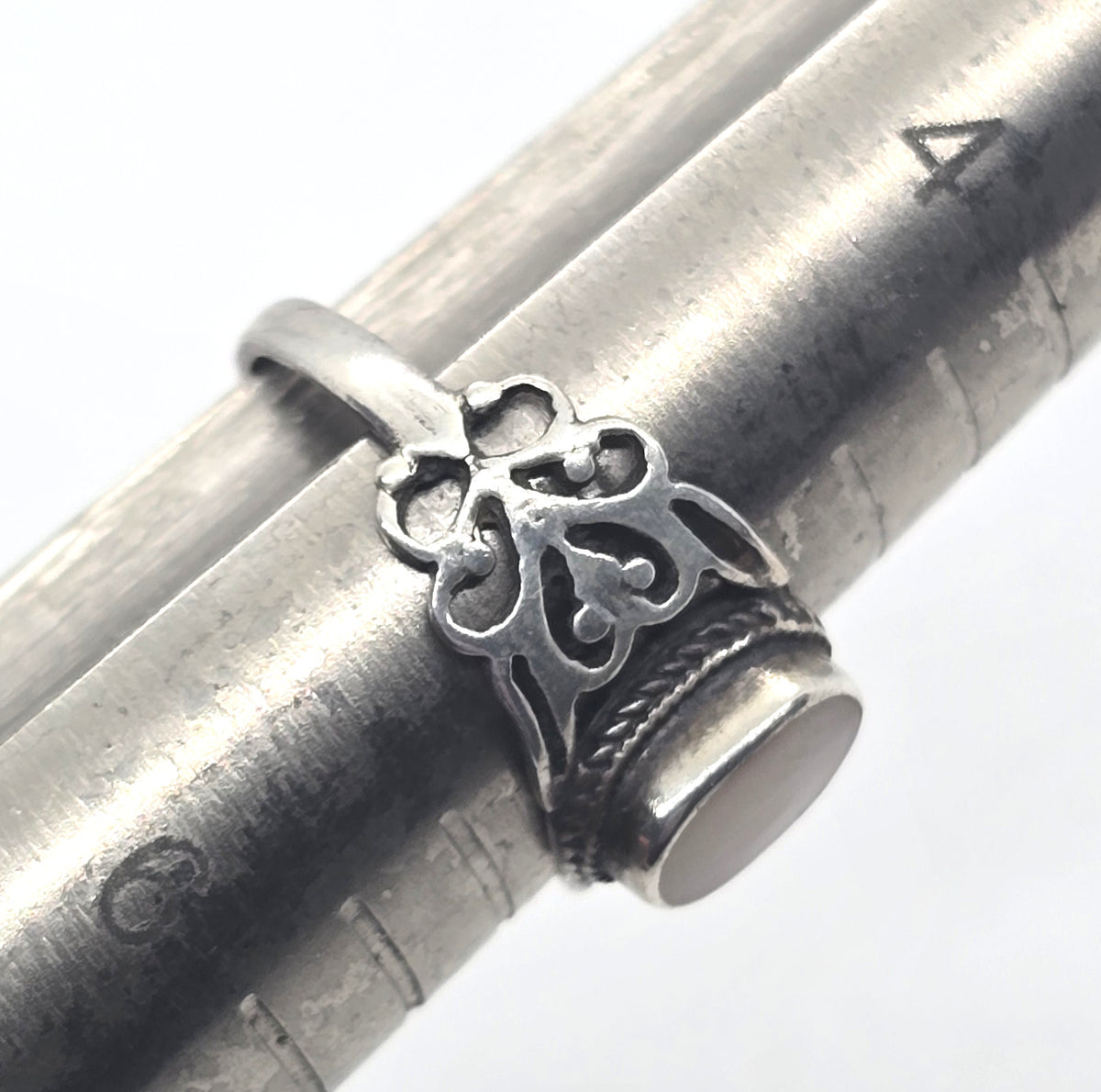 Southwestern Mother of Pearl filigree vintage sterling silver ring size 5