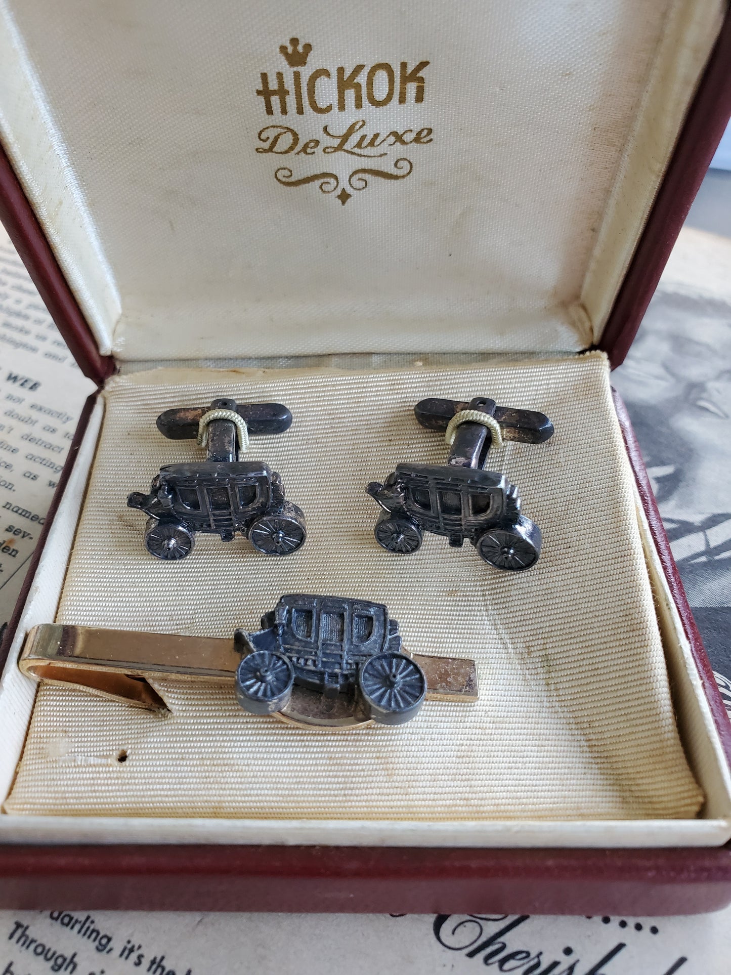 Vintage Hickok De Luxe Wells Fargo stagecoach cowboy cufflinks and tie clip in box collectible