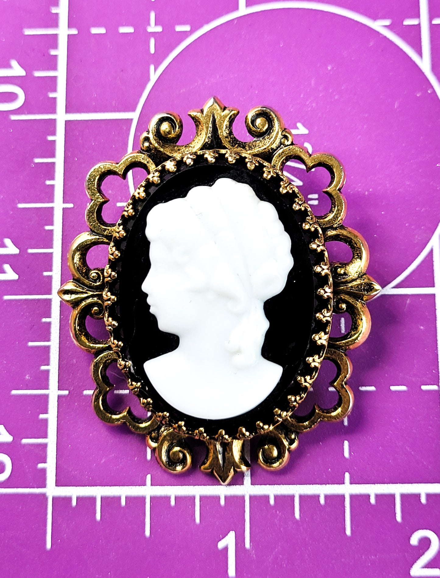 Victorian revival black and white glass cameo gold toned vintage pendant brooch pin