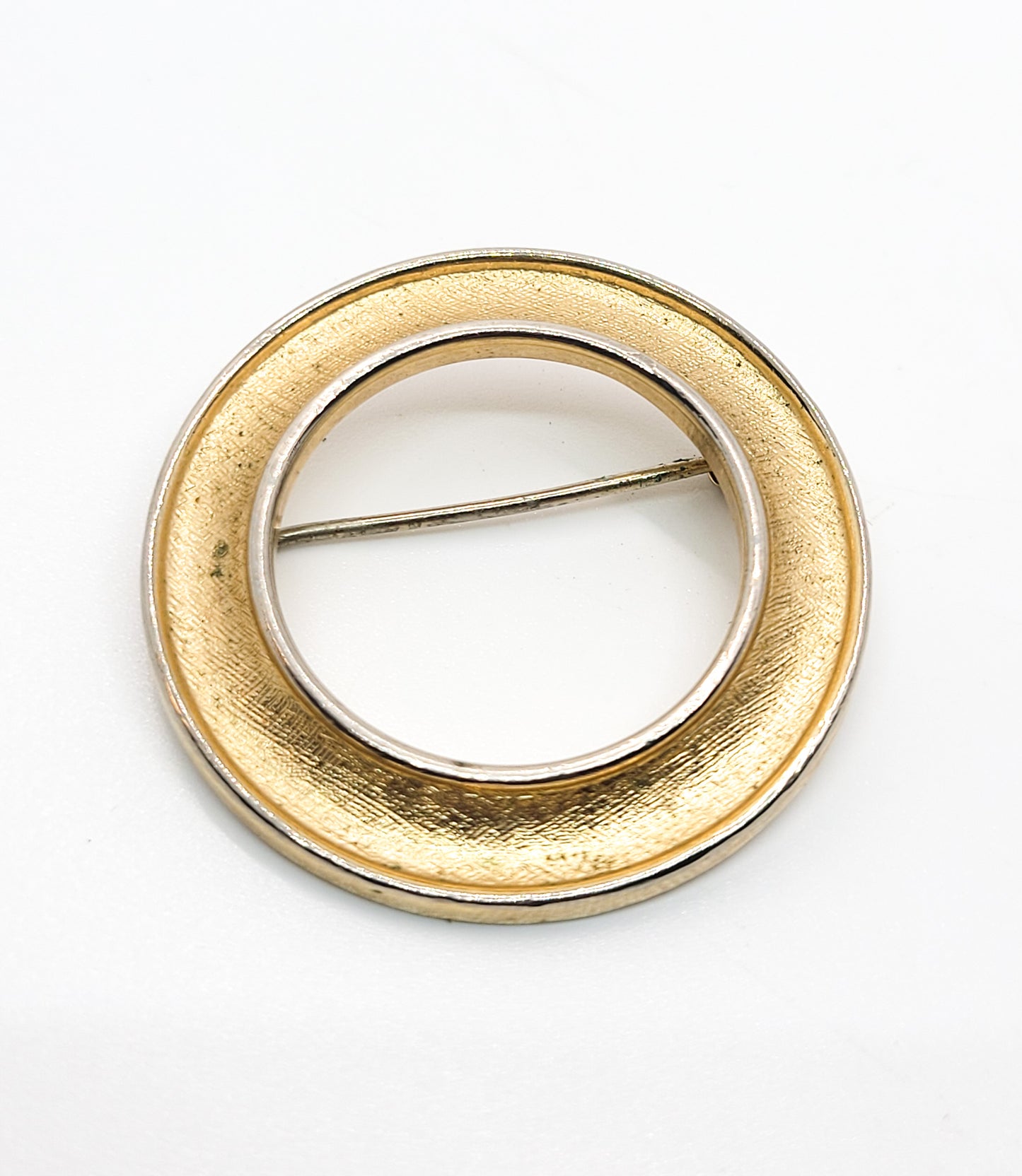 Crown Trifari signed gold toned vintage infinity retro circle brooch