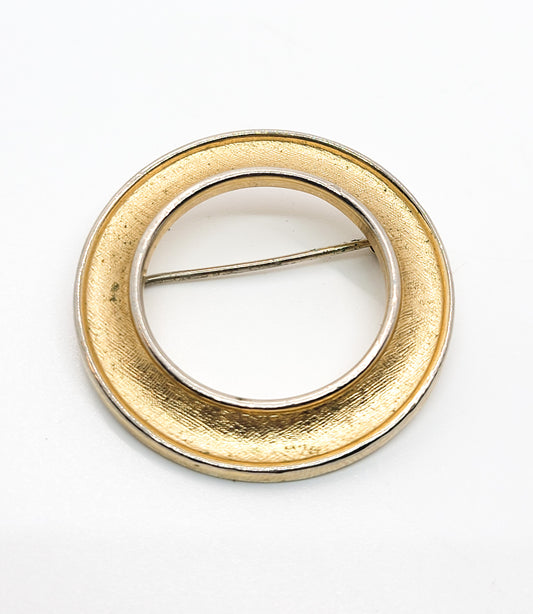 Crown Trifari signed gold toned vintage infinity retro circle brooch