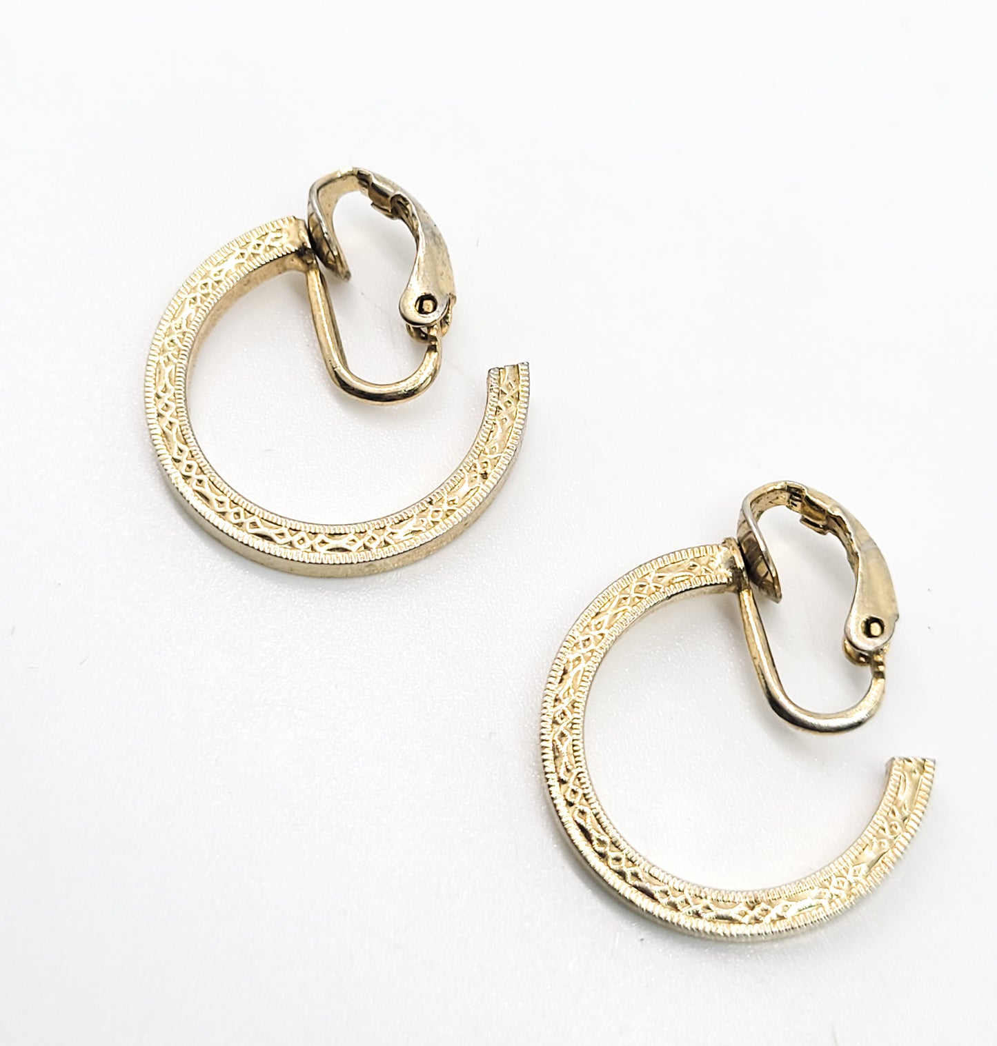 Beautifuly etched Retro gold toned vintage hoop clip on earrings