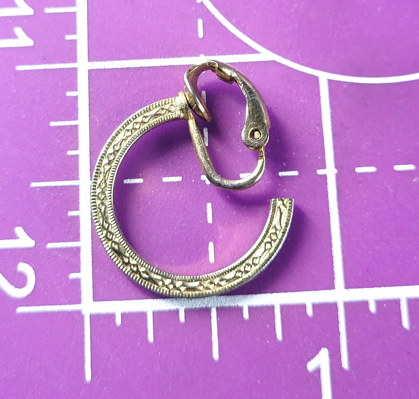 Beautifuly etched Retro gold toned vintage hoop clip on earrings