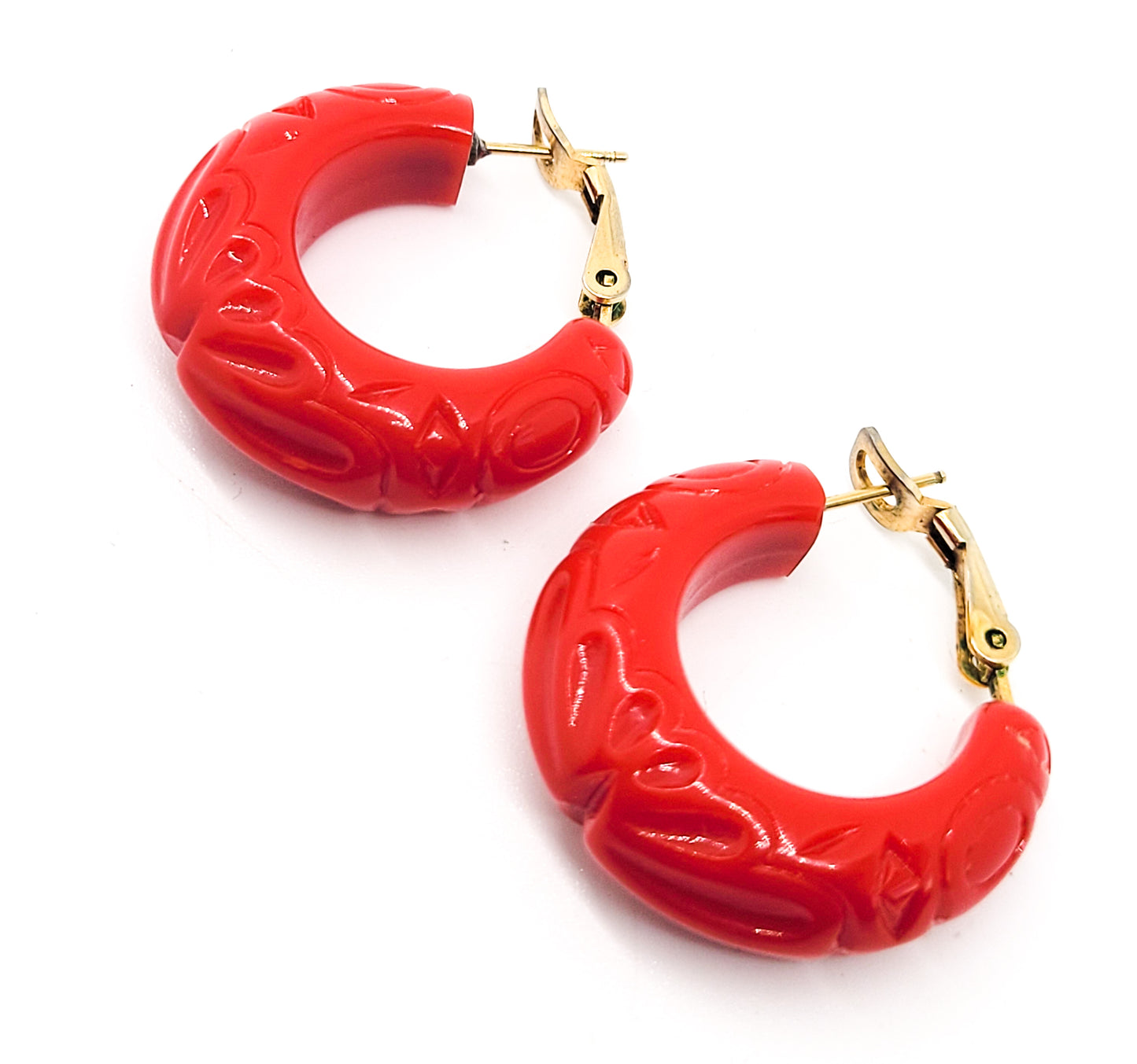 Trifari signed cherry red carved plastic boho vintage post hoop earrings