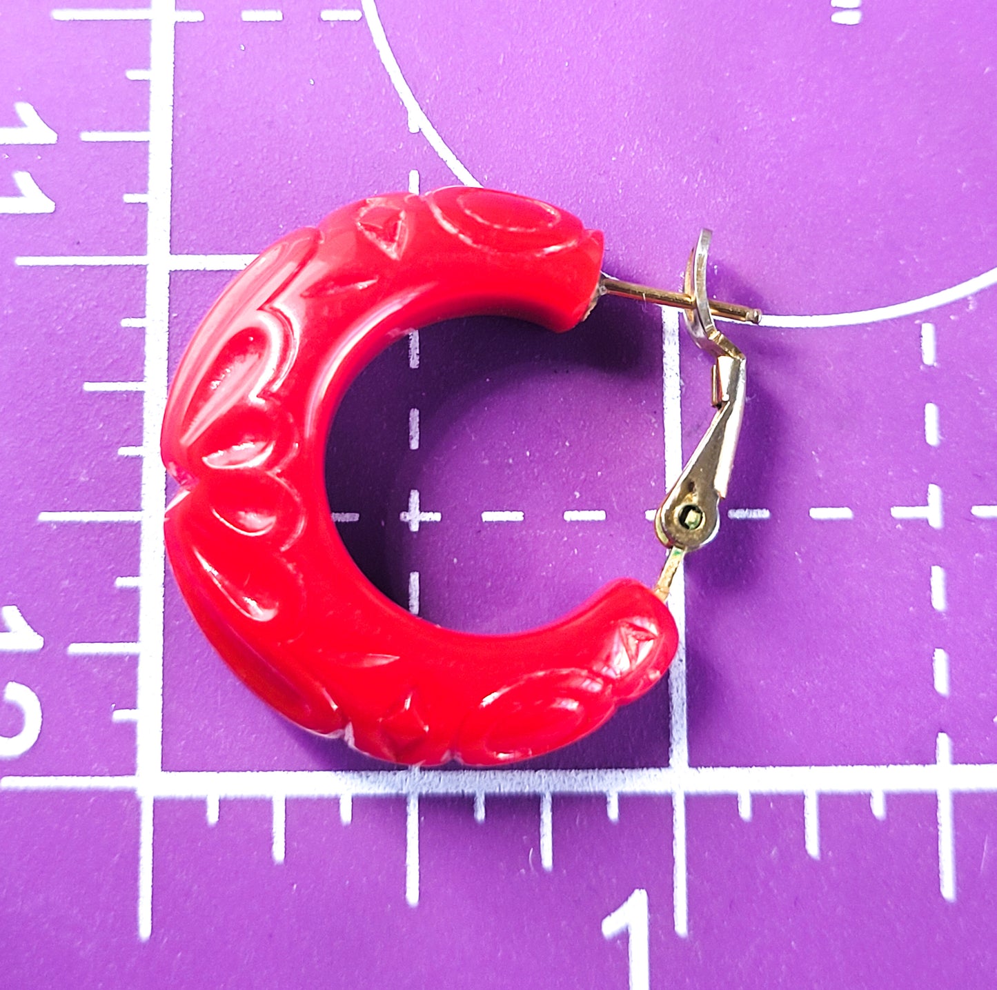 Trifari signed cherry red carved plastic boho vintage post hoop earrings