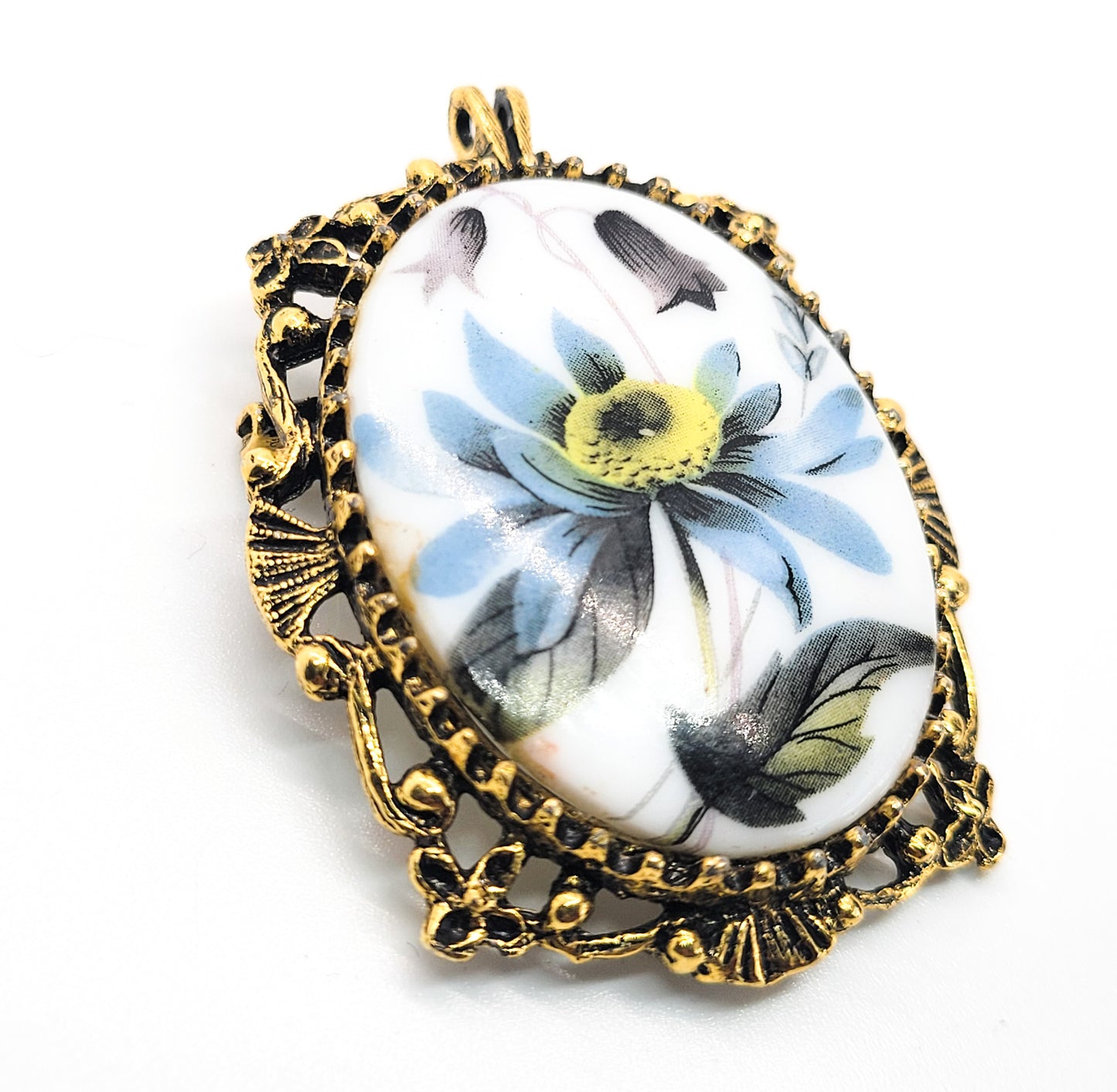 Blue Daisy flower painted cameo vintage gold toned pendant brooch