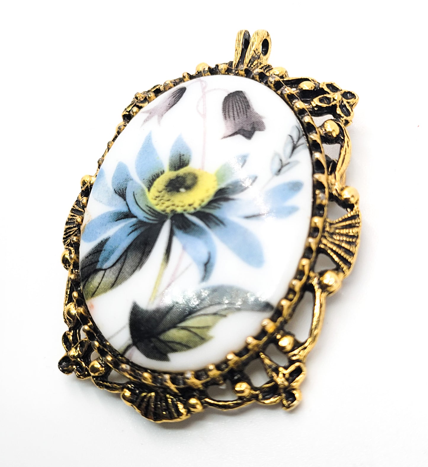 Blue Daisy flower painted cameo vintage gold toned pendant brooch