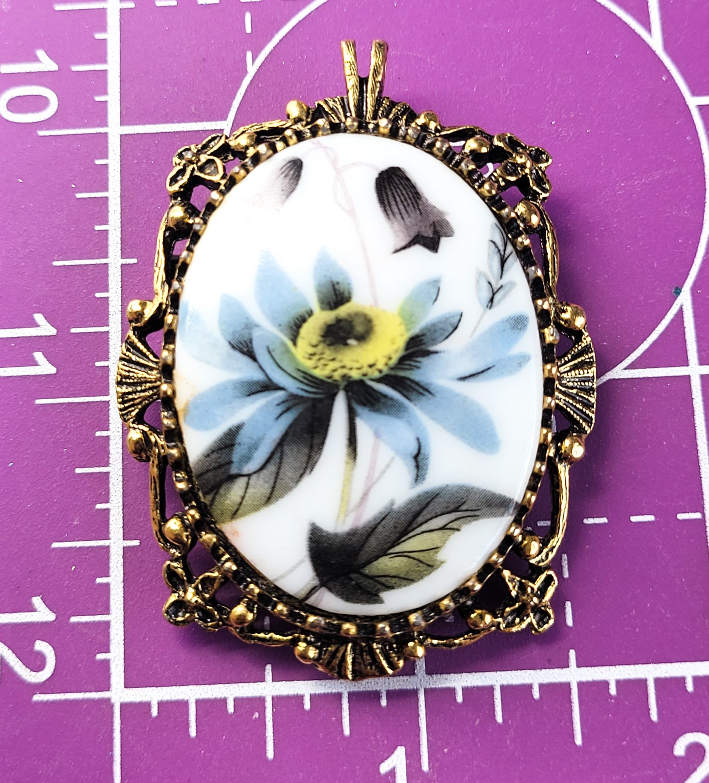 Blue Daisy flower painted cameo vintage gold toned pendant brooch