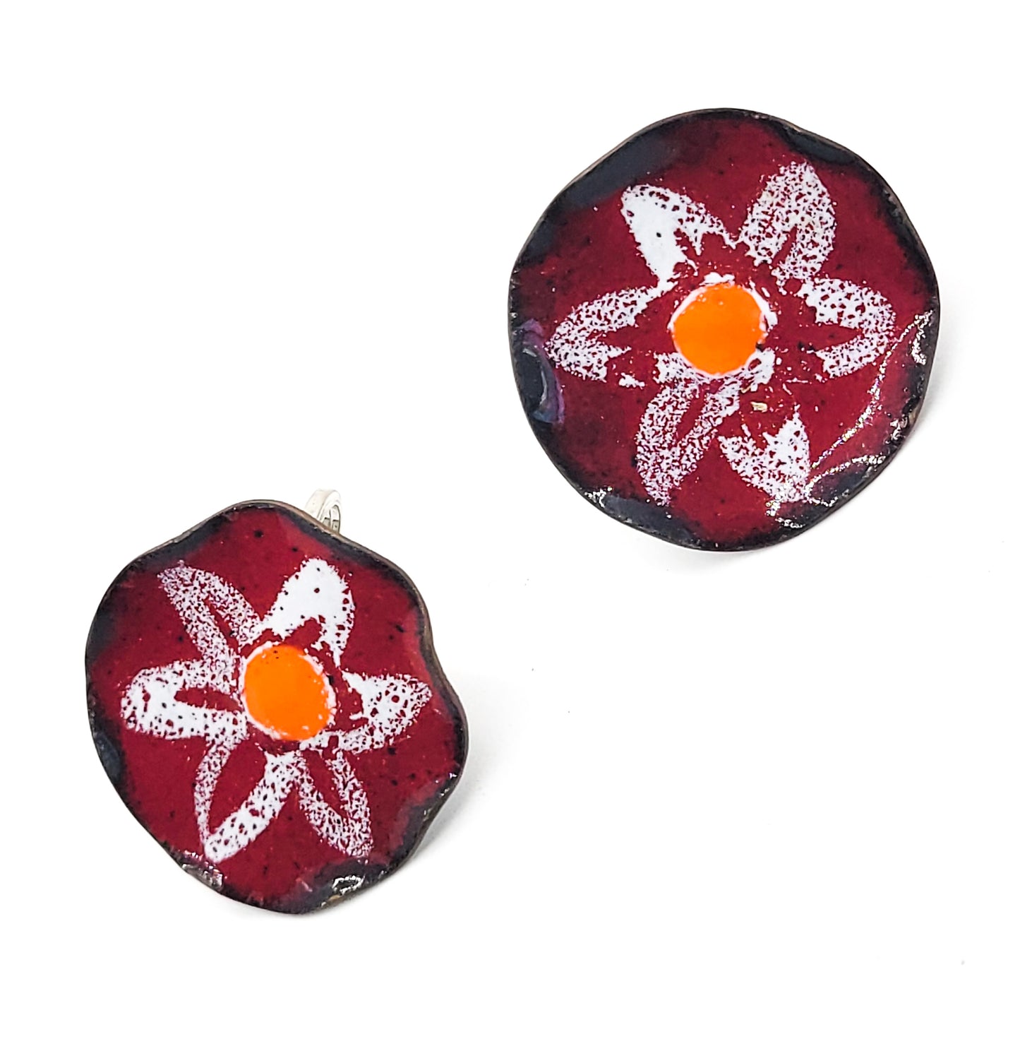 Retro Red Enamel over copper Artisan white flower vintage screw back earrings