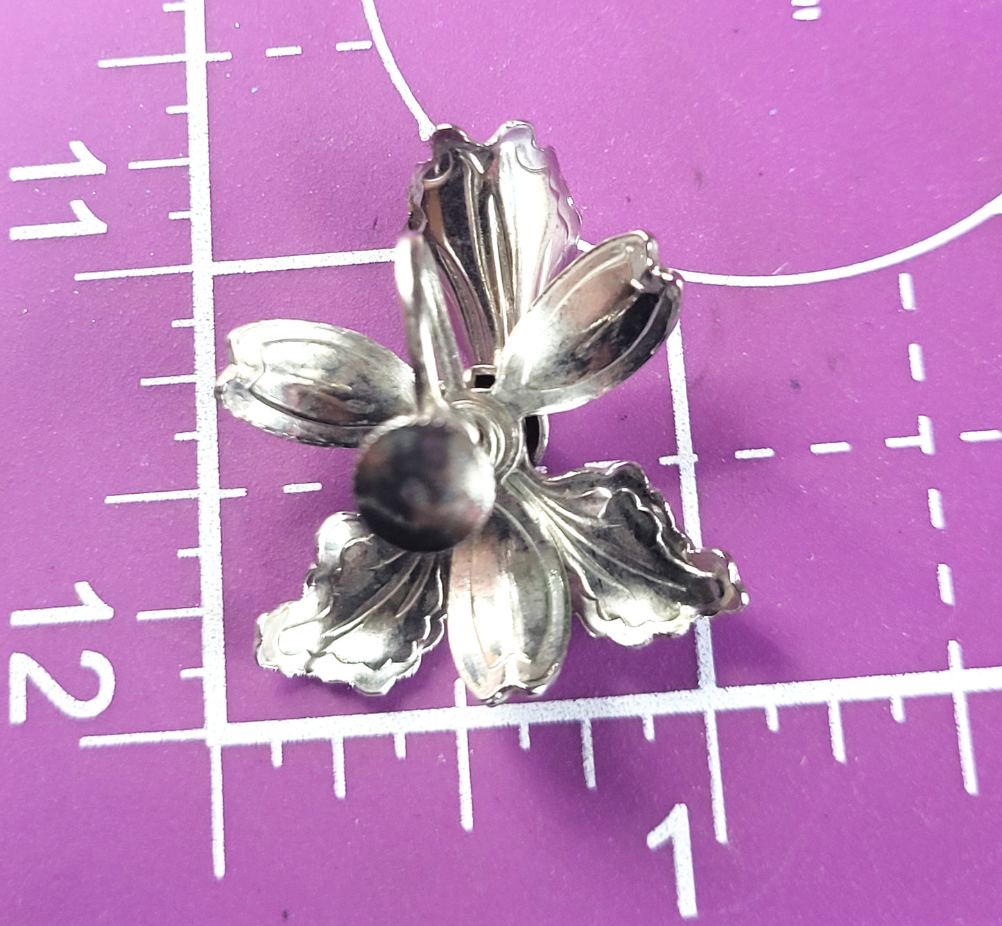Iris silver toned detailed 3D vintage screw back flower earrings