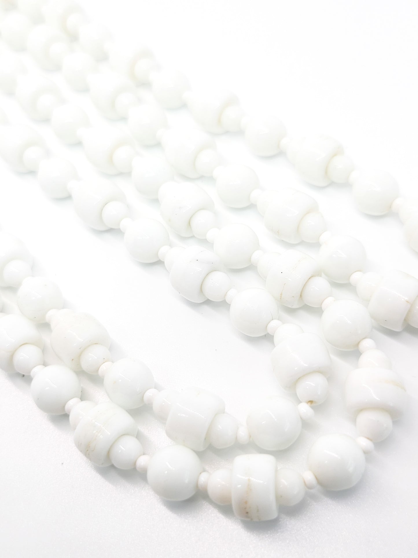 Art Deco White Milk glass beaded vintage 52 inch Rope Lariat necklace