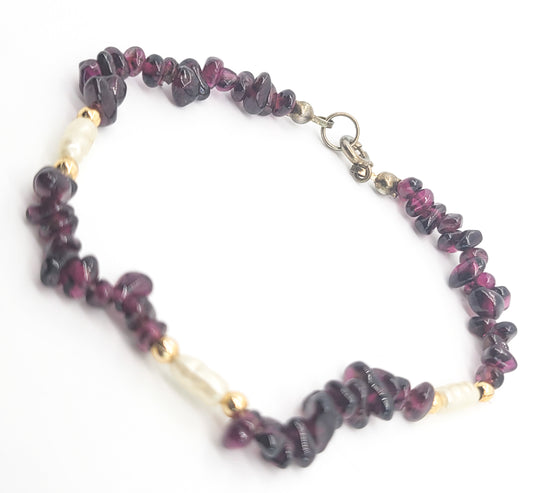 Freshwater pearl and garnet vintage beaded chip gemstone gold toned bracelet