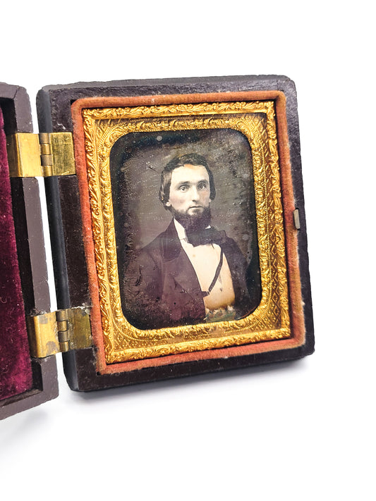 Daguerreotype Antique 1800s in wooden Gutta Percha Union Case red velvet framed